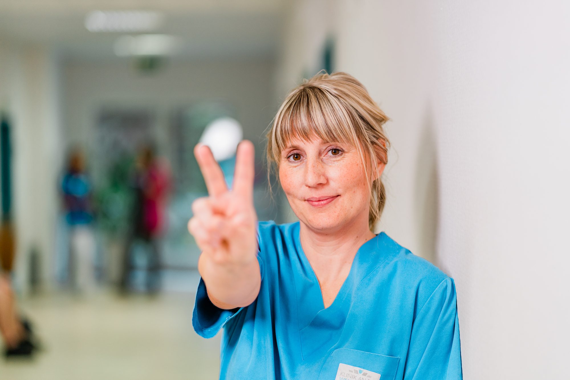 Moderner Behandlungsraum mit professioneller Ausstattung und beruhigendem Design